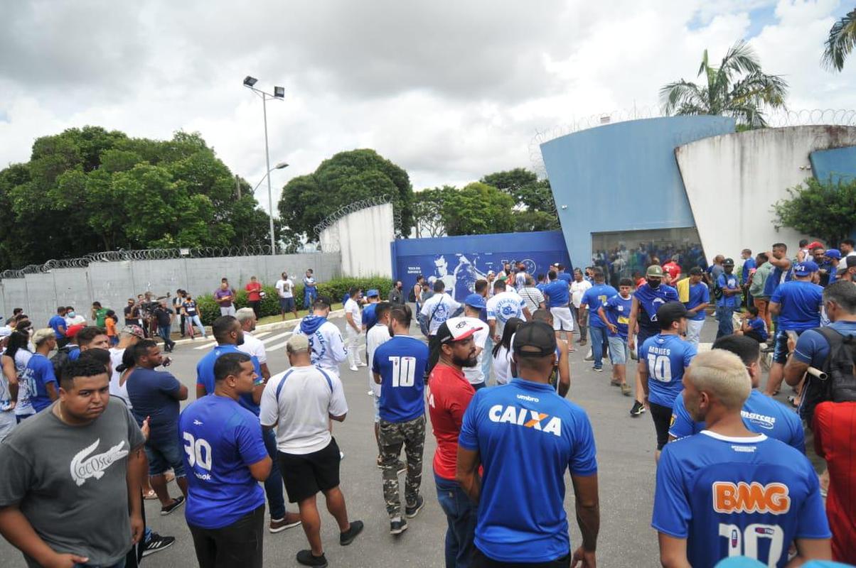 Torcedores do Cruzeiro protestam na porta da Toca da Raposa II, nesta quinta-feira (06/01), contra a sada do goleiro Fbio do clube