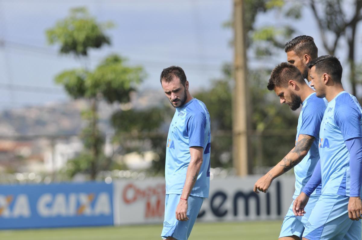 Mano Menezes montou Cruzeiro que deve encarar o Villa Nova no sbado e promoveu trs mudanas em relao ao ltimo jogo: Murilo entrou na vaga de Leo, Egdio no lugar de Marcelo Hermes e Robinho deu lugar a Ariel Cabral