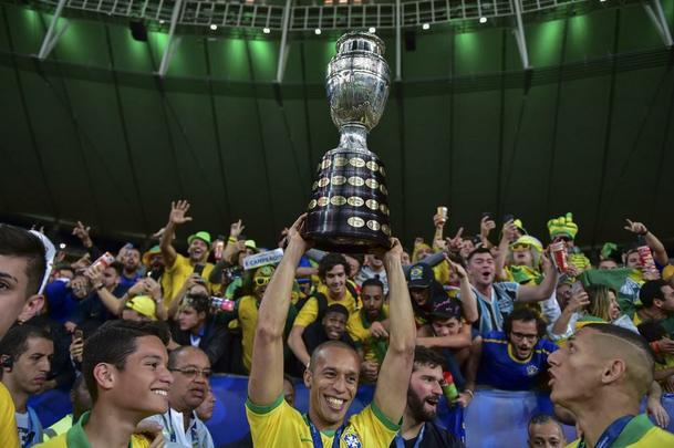Seleção Brasileira derrota Peru por 3 a 1, conquista Copa América e ergue a taça no Maracanã; veja as fotos da festa do Brasil