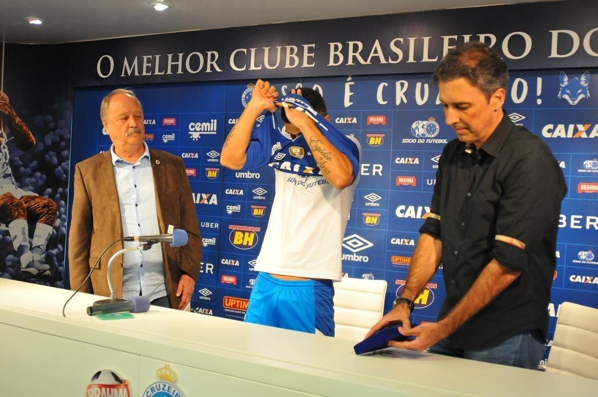 Cruzeiro apresentou o lateral-esquerdo Egdio como novo reforo para a temporada 2018