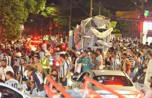 Atleticanos invadiram o Mineiro no jogo contra o Grmio e bateram recorde de pblico no Brasileiro; veja fotos do entorno do estdio antes da partida