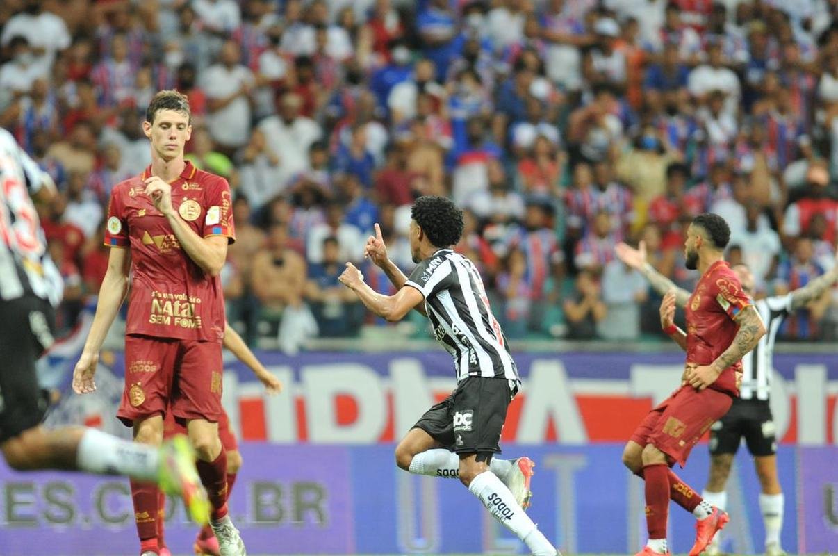 Galo venceu o Bahia de virada, por 3 a 2, com gols de Hulk, de pnalti, e Keno, em duas finalizaes perfeitas. Com resultado, clube se sagrou bicampeo brasileiro aps 50 anos