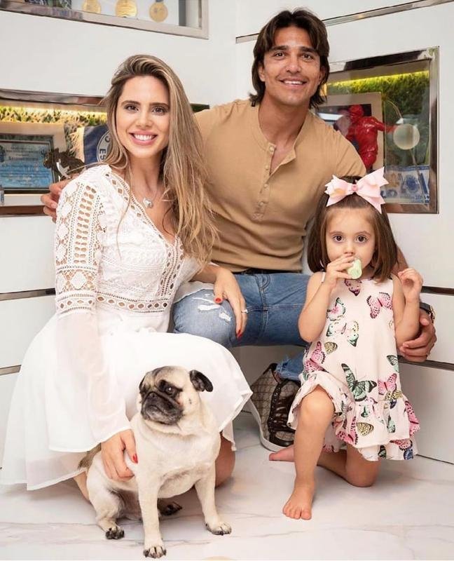 Marcelo Moreno, atacante do Cruzeiro, a esposa e a filha