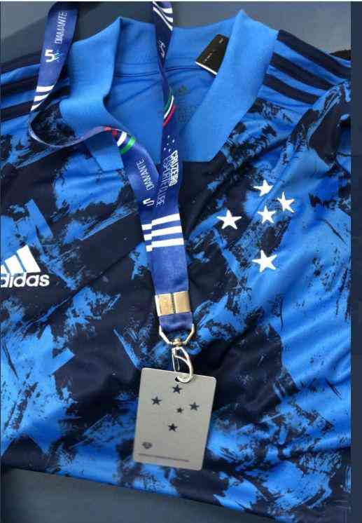 Antes do lanamento oficial, novo terceiro uniforme do Cruzeiro tem imagens divulgadas nas redes sociais 