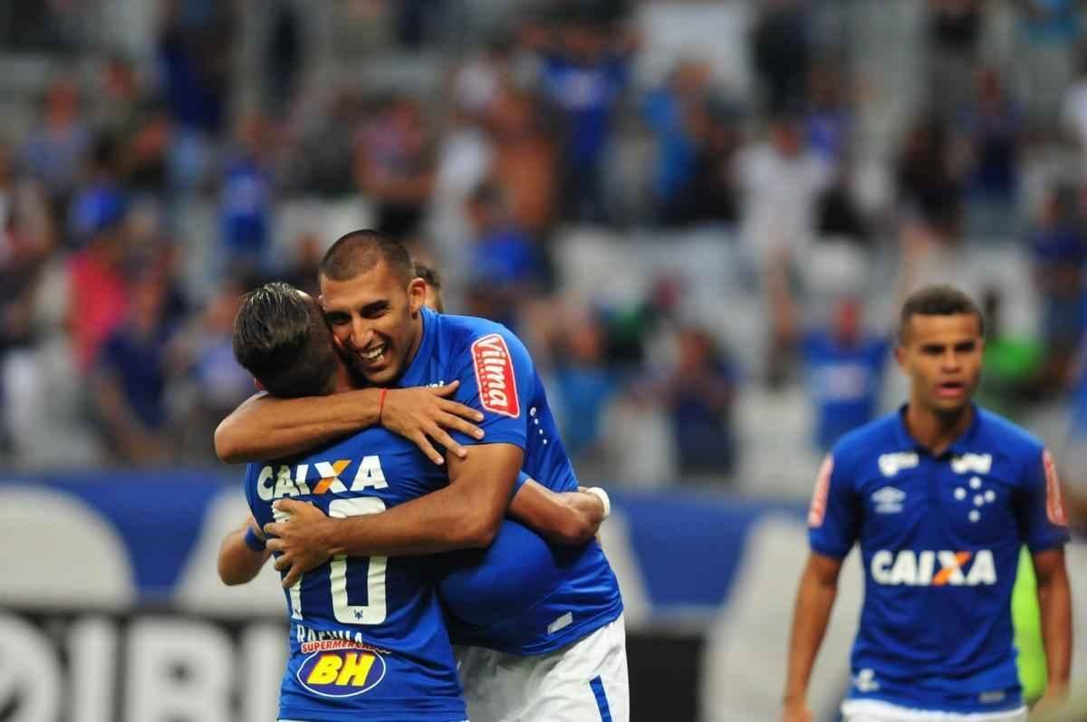 Ramn bila marcou o gol do Cruzeiro aos dois minutos do segundo tempo