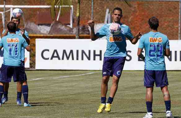 Cruzeiro se reapresentou nesta tera-feira na Toca da Raposa II e iniciou a preparao para a deciso do Mineiro, no prximo domingo, no Mineiro; tcnico Marcelo Oliveira conversou muito com os atletas, falou dos erros na derrota por 3 a 0 para o Atltico, no jogo de ida, e deu sequncia ao trabalho