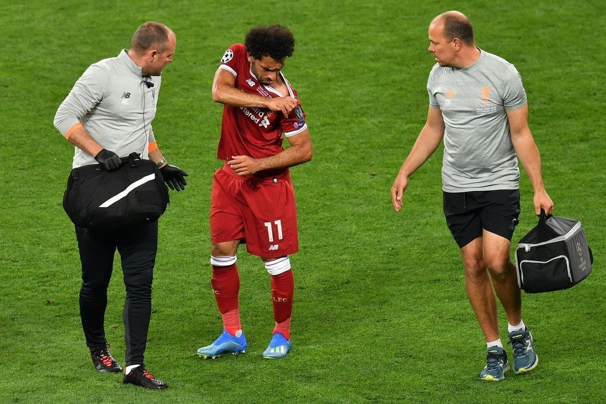 Salah, do Liverpool, sofreu falta de Sergio Ramos, machucou ombro esquerdo e deixou a final no primeiro tempo