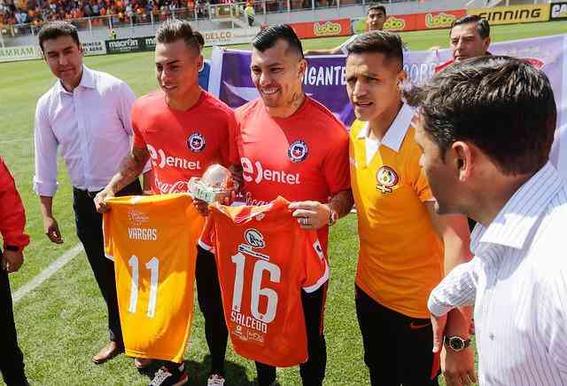 Eduardo Vargas iniciou a carreira no Cobreloa, do Chile, em 2007. No primeiro ano, disputou oito jogos e no balanou as redes. Nas duas temporadas seguintes (2008 e 2009), fez 11 gols em 47 jogos. Vargas (esq) e Alexis Snchez (dir), atacantes titulares e grandes destaques ofensivos da Seleo Chilena na dcada, foram formados no mesmo clube