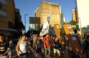 Em 2011, o Atltico lutou contra o rebaixamento at o fim do Campeonato Brasileiro. Torcedores protestaram contra o presidente Alexandre Kalil.