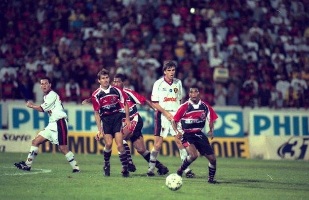 Camisa tricolor do Santa Cruz feita pela Finta usada pelo time na Copa João Havelange de 2000