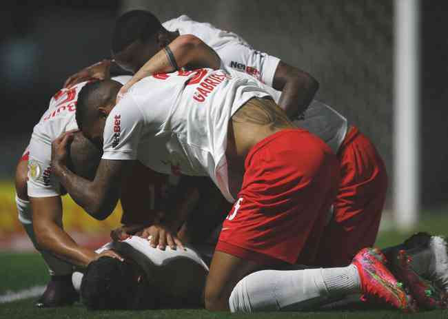 Jogadores do Bragantino vibram com gol da vitria sobre Atltico-GO