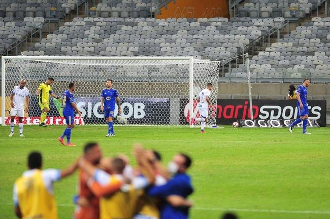 Com gols de Marcos Serrato e Renato (2), o Ava venceu o Cruzeiro por 3 a 0, neste sbado, no Mineiro, pela 12 rodada da Srie B