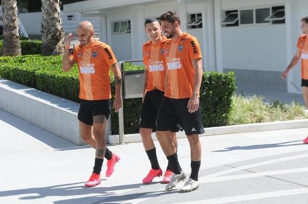 Treino do Atltico nesta segunda-feira, na Cidade do Galo, contou com a volta do meia  Juan Cazares. Direo no chegou a acordo para vend-lo a clube saudita. Tcnico Rafael Dudamel relacionou 23 jogadores para a viagem a Santa Fe, local da estreia na Sul-Americana, quinta-feira, contra o Unin-ARG. Jogador equatoriano ficou fora da lista.