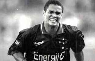 Marcelo Ramos comemora o gol do ttulo estadual de 1997