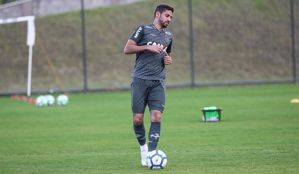 O zagueiro Gabriel, de 25 anos, testou positivo para a COVID-19 em 16 de novembro, mesmo dia em que realizou os exames na Cidade do Galo.
O técnico Jorge Sampaoli, de 60 anos, recebeu o diagnóstico positivo de COVID-19 na segunda-feira (16/11), mesmo dia em que realizou os exames na Cidade do Galo.