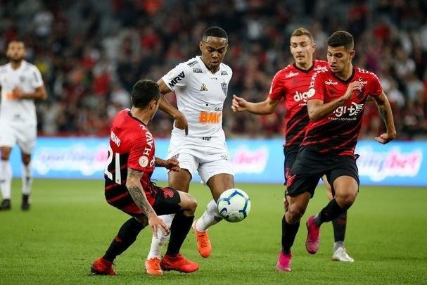 Galo perdeu muitas chances e acabou derrotado pelo xar paranaense