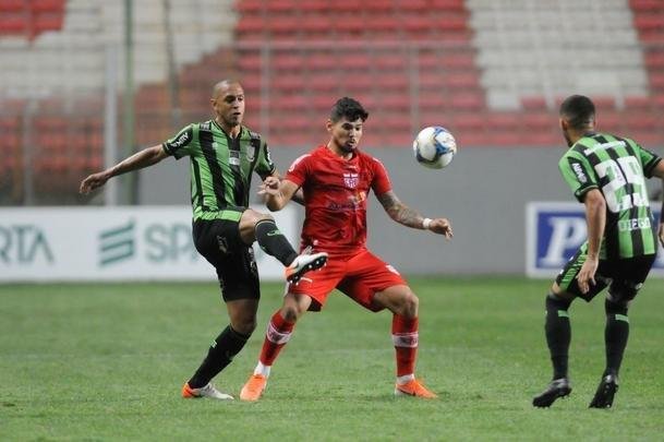 Imagens do duelo entre Amrica e CRB, no Independncia, pela 26 rodada da Srie B