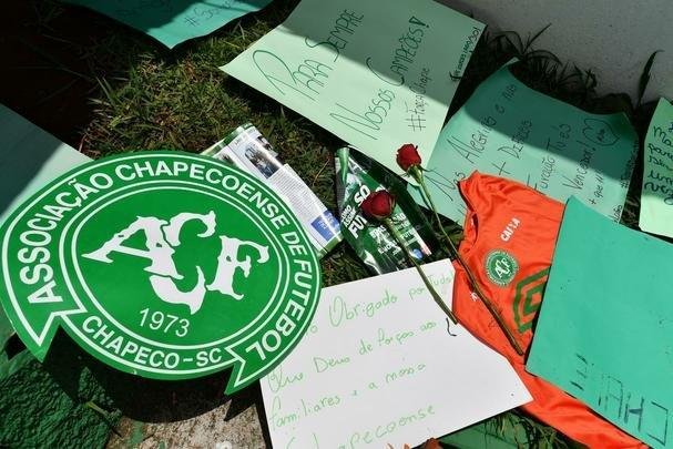 Chapec amanheceu arrasada: milhares de pessoas foram  Arena Cond chorar a morte de 71 pessoas na queda do avio que levava a Chapecoense a Medelln para a final da Copa Sul-Americana. Dia foi de oraes para a vtimas e os seis sobreviventes, dentre eles trs atletas: o goleiro Follmann, o zagueiro Neto e o lateral Alan Ruschel. Cidade do Oeste de Santa Catarina est de luto.
