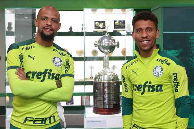 Felipe Melo e Marcos Rocha ao lado do trofu da Copa Libertadores