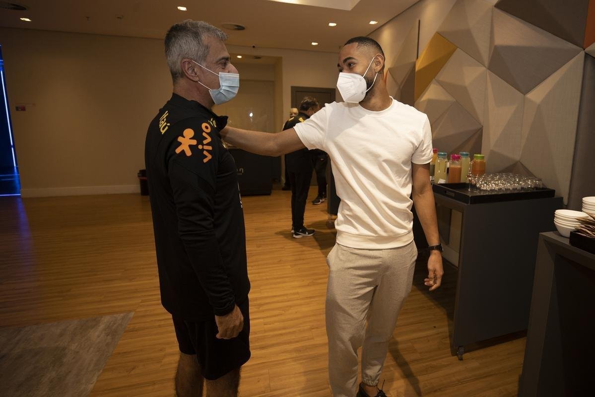 Jogadores se apresentam  Seleo Brasileira