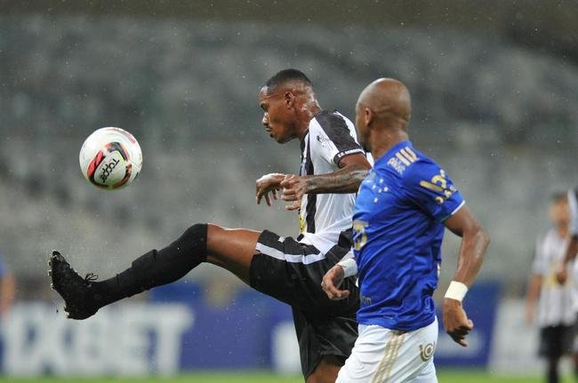 Edu marcou o gol da vitria do Cruzeiro sobre o Democrata-GV no ltimo minuto e mostrou novamente poder de deciso