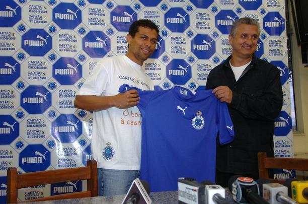 12/06/2006 - O jogador de futebol Geovanni e o diretor de futebol do Cruzeiro, Eduardo Maluf (d), durante sua apresentação no Cruzeiro, na Toca da Raposa II, em Belo Horizonte