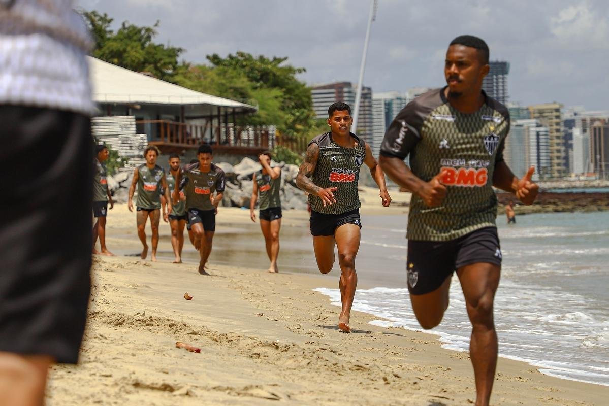 Jogadores do Atltico treinaram na Praia do Mucuripe, em Fortaleza