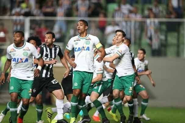 Lance de Atltico x Chapecoense, jogo vlido pelo Campeonato Brasileiro