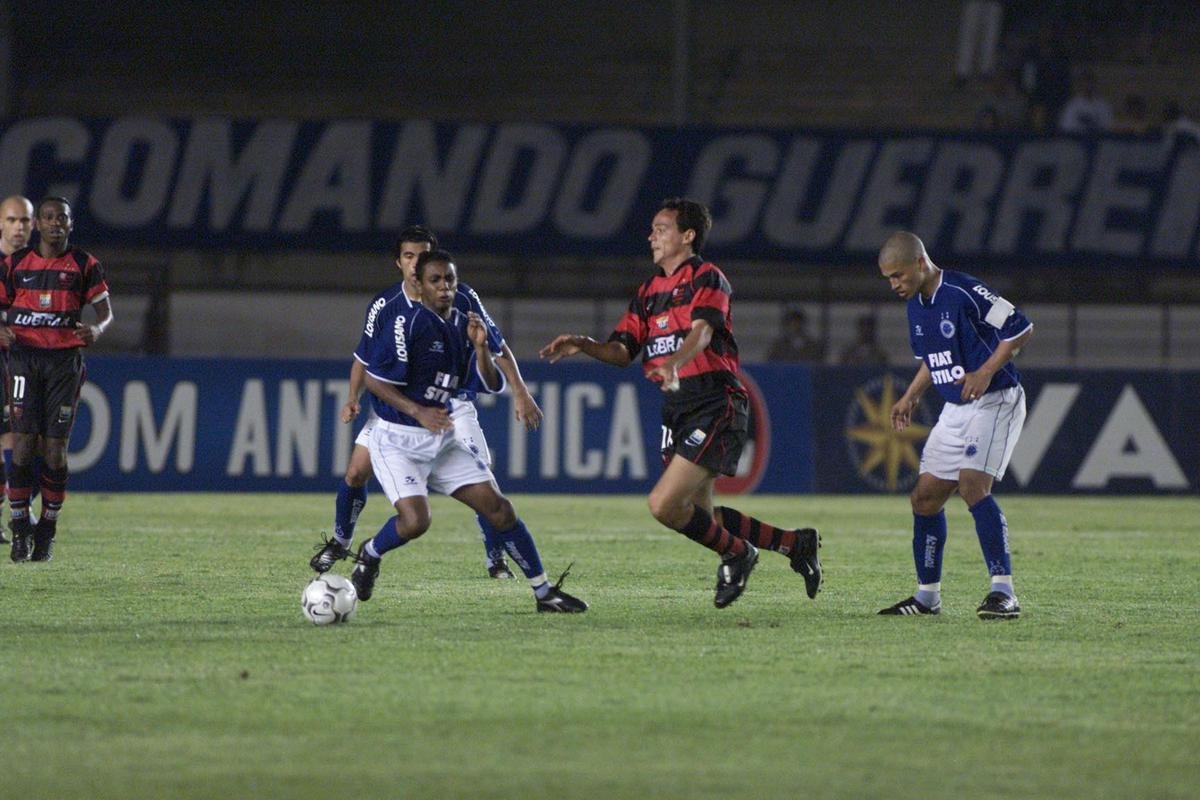 Augusto Recife, do Cruzeiro, em disputa de bola com Fernando Diniz, do Flamengo. Time celeste venceu por 2 a 0, no Mineiro, pelo Campeonato Brasileiro de 2003.