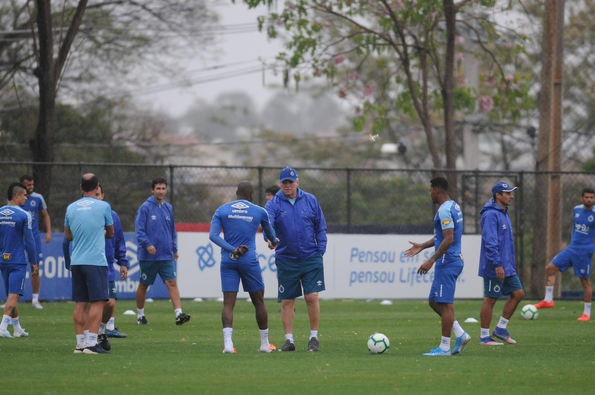 Sob forte chuva, Cruzeiro iniciou preparao para duelo com o Botafogo, marcado para as 21h30 desta quinta-feira