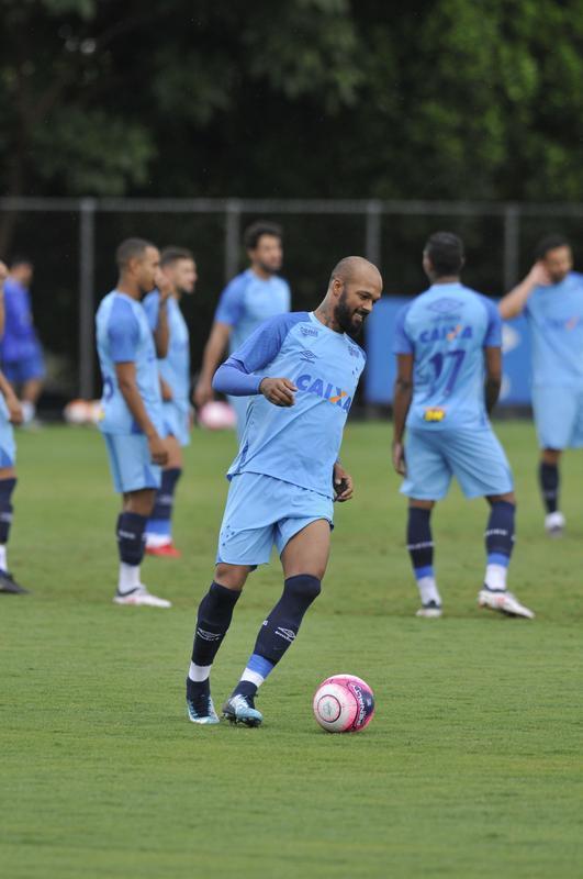 Em atividade na Toca da Raposa II, tcnico Mano Menezes mostrou provvel escalao do Cruzeiro para o jogo contra o Boa: Rafael; Nonoca, Ded, Digo e Marcelo Hermes; Lucas Romero e Bruno Silva; Rafael Sobis, Thiago Neves e Mancuello; Raniel (fotos: Juarez Rodrigues/EM D.A Press)