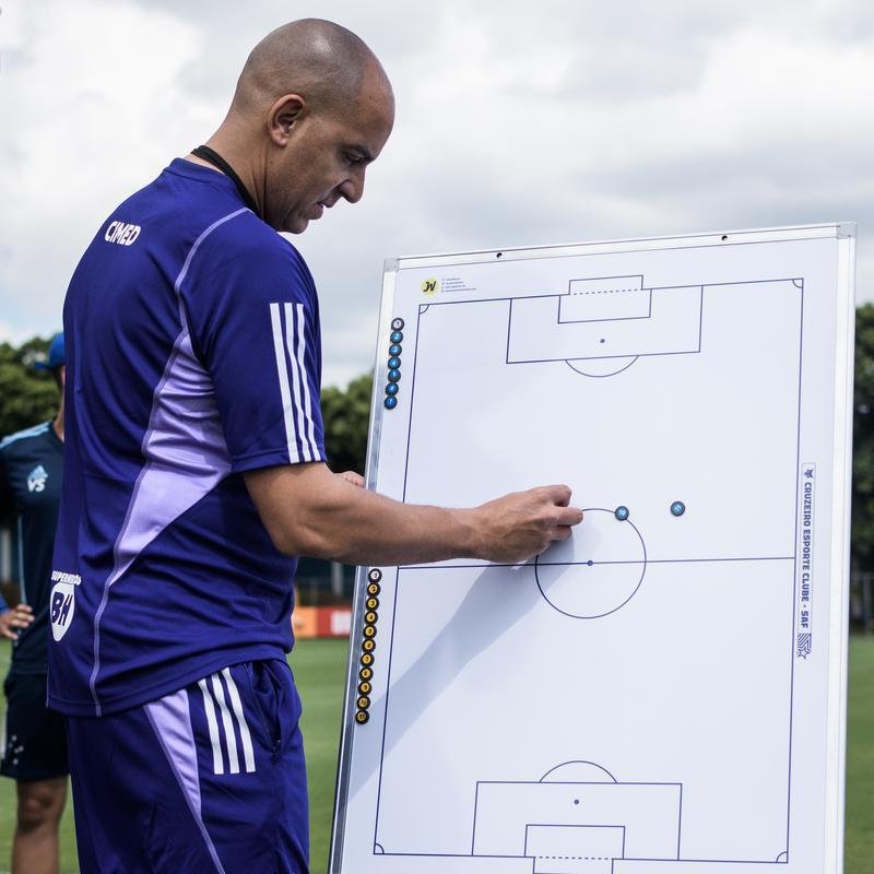 Fotos do primeiro treino do tcnico portugus Pepa no Cruzeiro