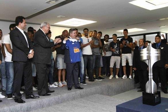 Governador Anastasia entregou uma placa aos campees brasileiros e recebeu uma camisa do Cruzeiro de presente, na Cidade Administrativa