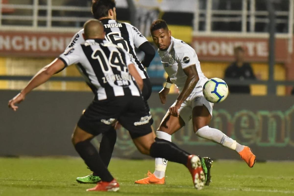 Atlético derrotou Santos por 2 a 1, de virada, com gols de Chará, e avançou às quartas de final da Copa do Brasil