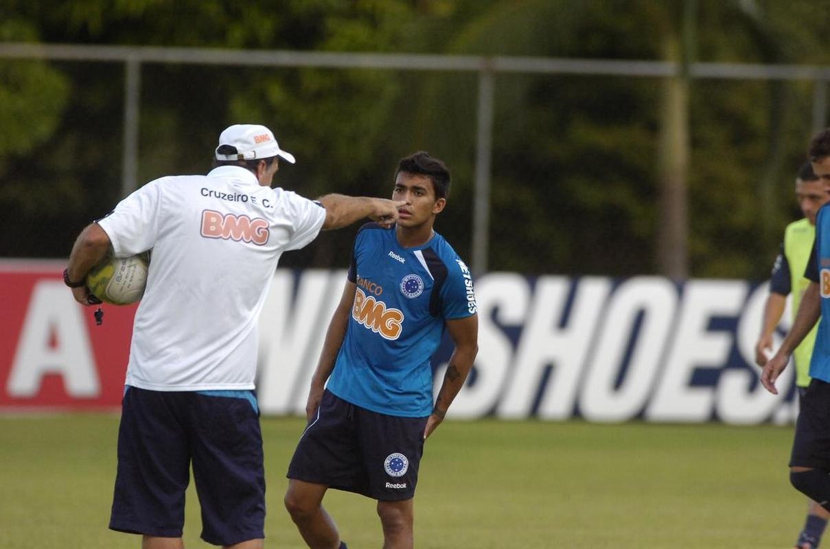 Atacante Dudu esteve nas categorias de base do Cruzeiro de 2005 at 2009, quando recebeu oportunidade entre os profissionais. Posteriormente, em 2010, foi emprestado ao Coritiba. Retornou  Raposa em 2011 e foi vendido ao Dnamo de Kiev meses depois.