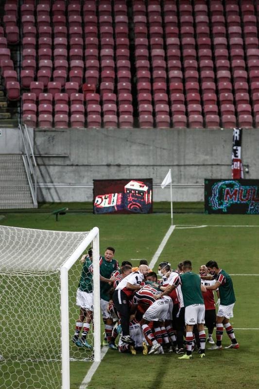 Nas cobranças dos pênaltis, Jefferson ainda defendeu o chute fraco de Fabinao, mas o goleiro Maycon Cleiton brilhou mais e fez duas defesas para colocar o Santa Cruz na grande final do Pernambucano.