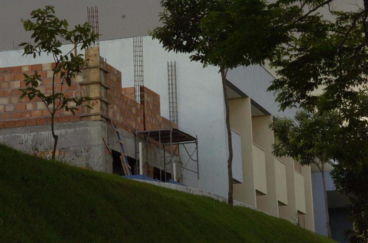 Fotos das obras de ampliao do hotel e de prdios administrativos da Toca da Raposa II, centro de treinamentos do Cruzeiro, em 2009