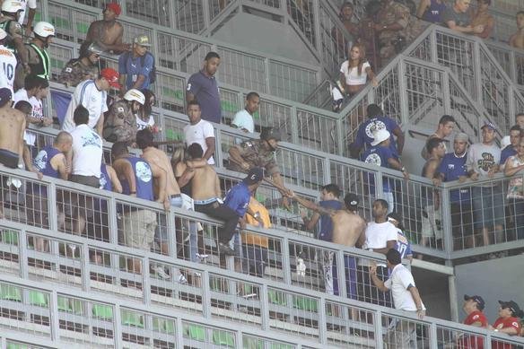 Pouco antes do clssico, alguns torcedores do Cruzeiro brigaram entre si nas cadeiras do Independncia. A PM teve de interferir no tumulto e acabou encontrando resistncia por parte dos mais exaltados.