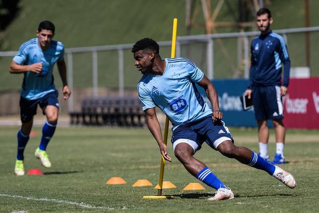 Fotos do treino do Cruzeiro nesta terça-feira (16/8), na Toca da Raposa II, em Belo Horizonte. Time celeste enfrentará o Grêmio no domingo (21/8), às 16h, na Arena, pela 25ª rodada da Série B