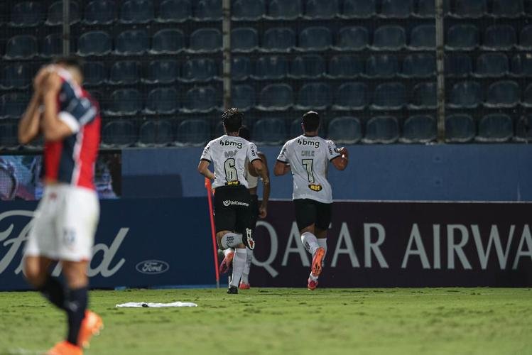 Atltico venceu o Cerro Porteo, em Assuno, com um gol de Keno, nos acrscimos do segundo tempo