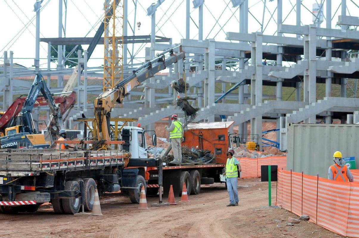 Arena MRV completa um ano de obras neste 20 de abril de 2021. Veja como est o andamento da construo do estdio do Atltico, que tem previso de ficar pronto em outubro de 2022. Sero 46 mil lugares, 2.333 vagas de estacionamento, 40 bares e 80 camarotes. O empreendimento fica no bairro Califrnia, em Belo Horizonte. (Fotos de Gladyston Rodrigues/EM/D. A Press)