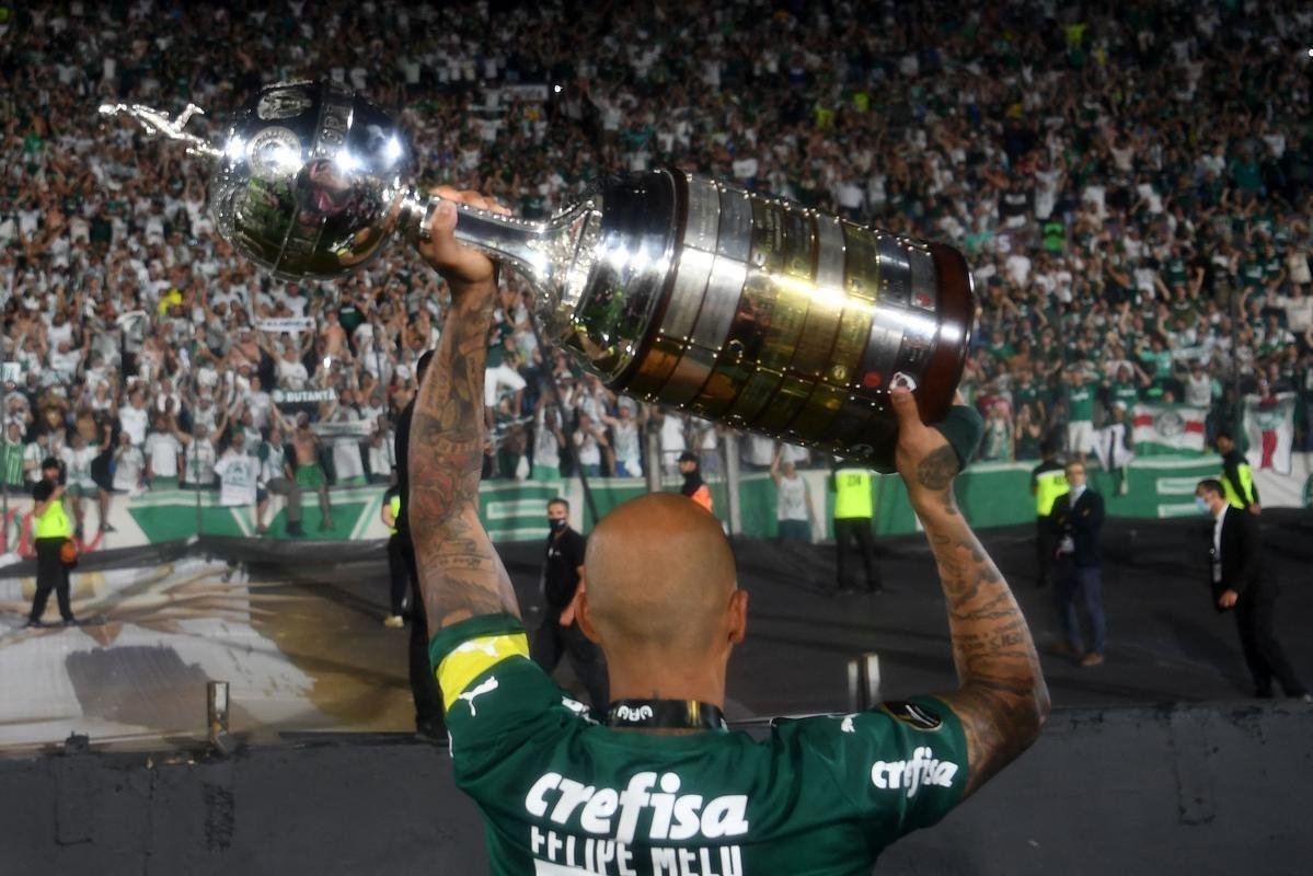Fotos: festa dos jogadores do Palmeiras com a taa da Libertadores