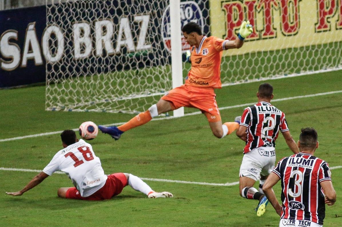 No segundo tempo, seguiu o equilíbrio no início, mas na metade da etapa o Náutico inverteu o controle das ações. A melhor chance do jogo veio com pênalti de Pipico, mas Jefferson fez ótima defesa na penalidade.