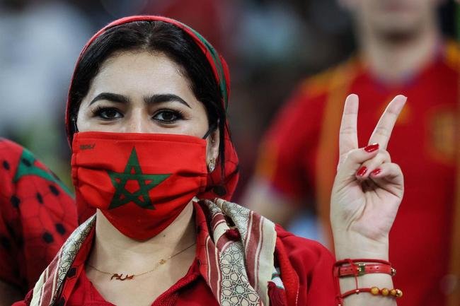 Torcedores de Marrocos e Espanha na deciso no Estdio Cidade da Educao, pelas oitavas de final da Copa do Mundo 