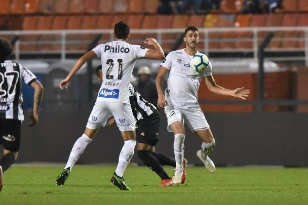 Atlético derrotou Santos por 2 a 1, de virada, com gols de Chará, e avançou às quartas de final da Copa do Brasil