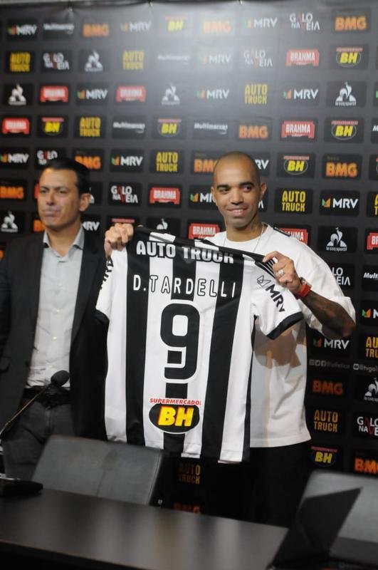 Diego Tardelli foi apresentado pelo diretor de futebol do Atltico, Rui Costa, neste domingo, antes do jogo contra a Caldense