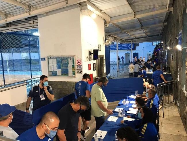 Conselheiros e associados do Cruzeiro durante votao de mudana do Estatuto do clube. Assembleia geral autorizou venda de at 90% das aes da SAF para investidores. Houve festa dos cruzeirenses no Parque Esportivo do Barro Preto, em BH, devido  possibilidade de chegada de recursos para tornar o futebol mais competitivo a partir de 2022.