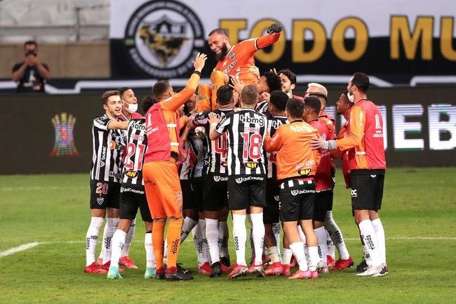 Goleiro Everson, do Atltico, foi heri na deciso por pnaltis contra o Boca Juniors ao defender duas cobranas e ao marcar o gol da classificao: 3 a 1 nas batidas alternadas aps 0 a 0 no tempo normal, no Mineiro.