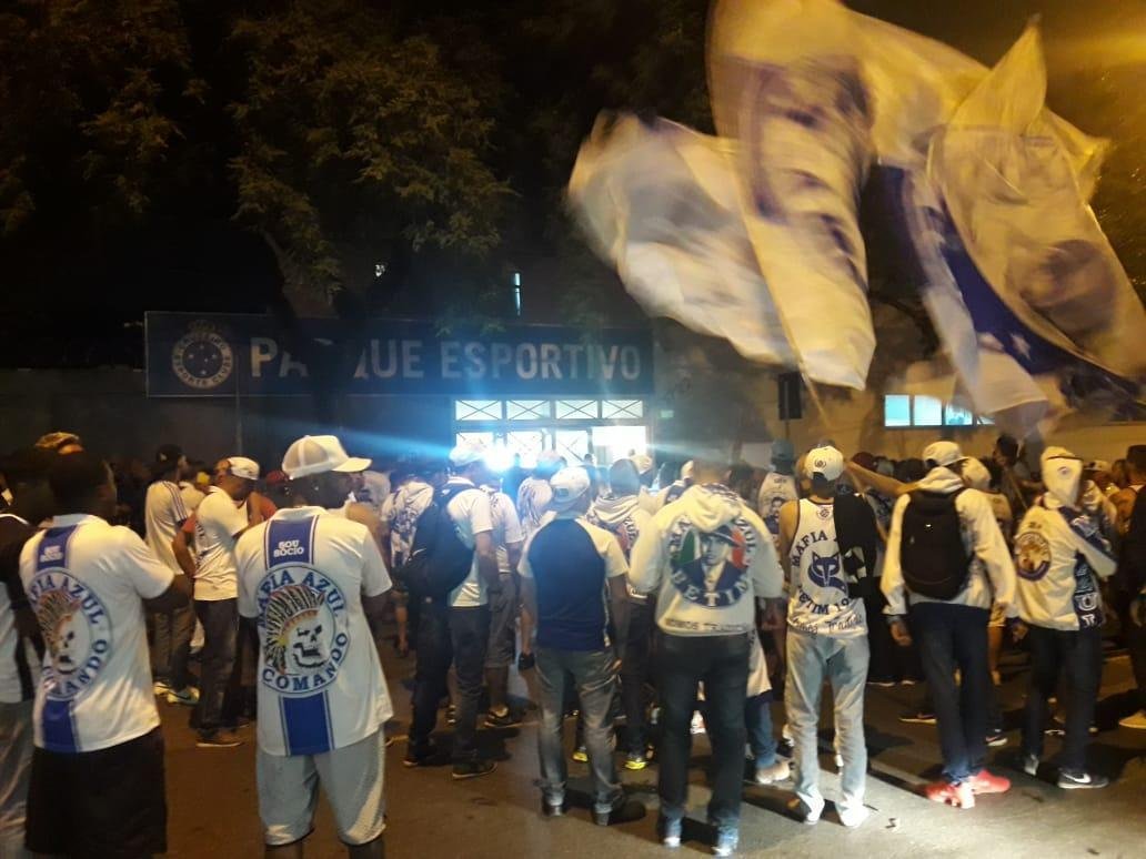 Integrantes da torcida Mfia Azul protestaram na noite desta segunda-feira durante a eleio para o Conselho Fiscal do Cruzeiro. Alm de cnticos exigindo transparncia no clube, os torcedores jogaram pipoca na porta da sede social do Barro Preto e se referiram aos conselheiros como 'omissos'. A insatisfao dos cruzeirenses se d pelas suspeitas de crimes cometidos por integrantes da diretoria. Tanto a Polcia Civil quanto o Ministrio Pblico apuram as possveis irregularidades em transaes de jogadores, contratos de prestao de servio e aumentos substanciais de salrios.