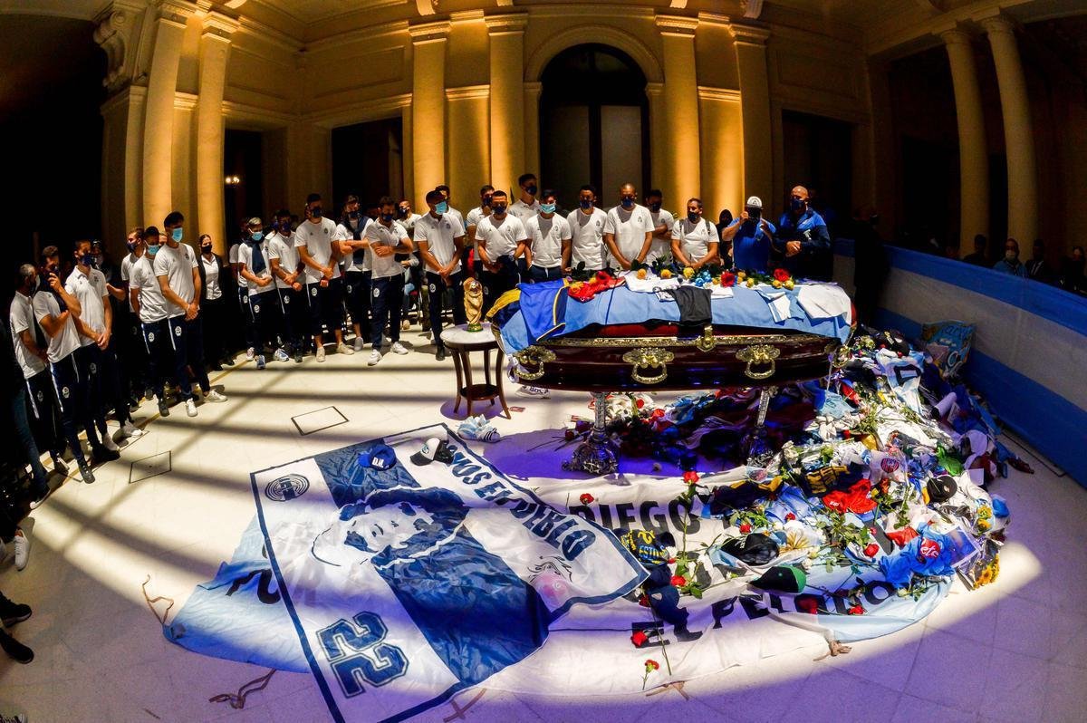 Velrio de Diego Armando Maradona na Casa Rosada, sede do governo argentino, em Buenos Aires. Ao longo desta quinta-feira (26/11), despedida dos fs rendeu imagens marcantes: choro, homenagens e at rivais se consolando pela partida do dolo. Maradona morreu aos 60 anos aps uma parada cardiorrespiratria.